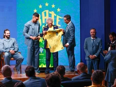 Imagem - Seleção se despede dos funcionários antes de viajar para os Estados Unidos