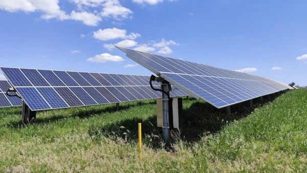 A energia fotovoltaica transforma luz solar em eletricidade; no espaço, a proposta é captar essa luz sem a interferência de nuvens e chuvas
