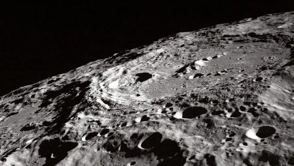 A paisagem lunar preserva marcas de impactos por bilhões de anos, já que não há vento nem água líquida para apagar rapidamente essas formações por WikiImages / Pixabay