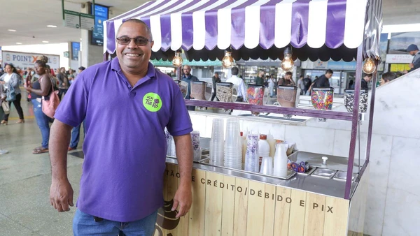 Agora empresário, o ex-ambulante Alex Alves festeja: "Regularizar foi a melhor coisa que aconteceu na minha vida, acabou aquela correria, aquela discriminação" por Foto: Paulo H. Carvalho/Agência Brasília