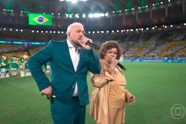 Alcione e Belo cantando no amistoso