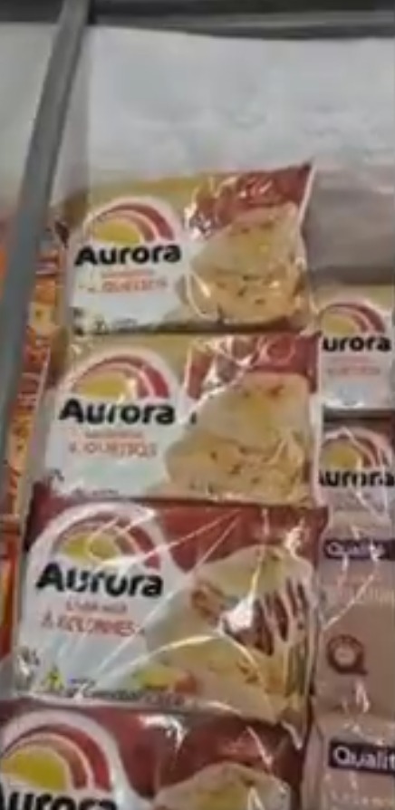 Barata é flagrada por cliente andando sobre lasanhas em freezer de supermercado por Reprodução