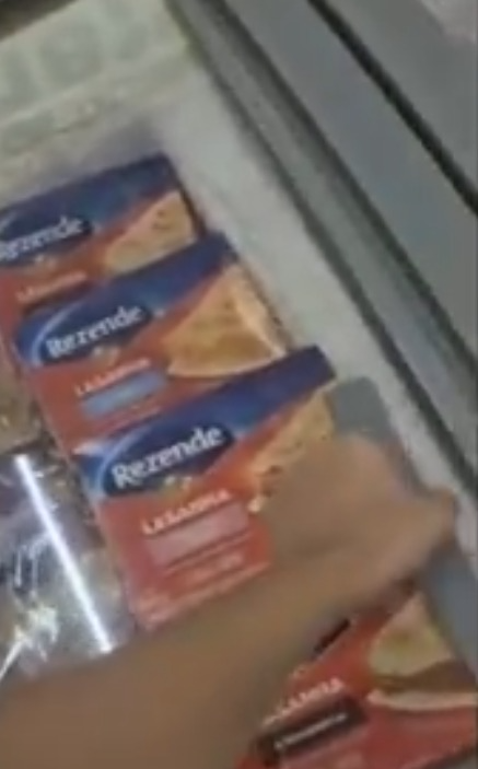 Barata é flagrada por cliente andando sobre lasanhas em freezer de supermercado por Reprodução