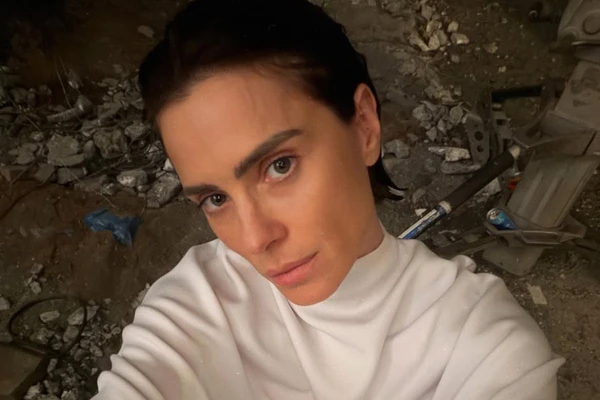 Carolina Dieckmmann caracterizada como Diná de 
