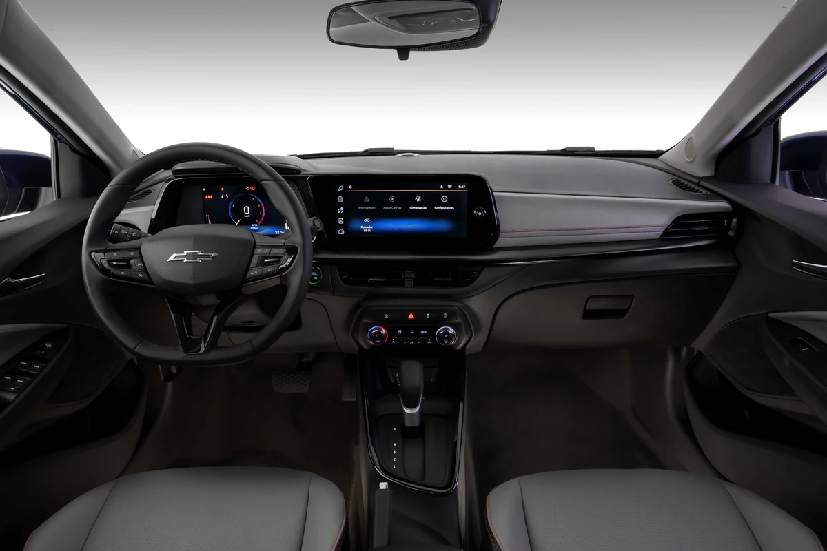 A cabine do novo Chevrolet tem seis airbags e acabamento superior à do Onix. Esse é o interior da opção Premier por Fabio Gonzalez/ GM
