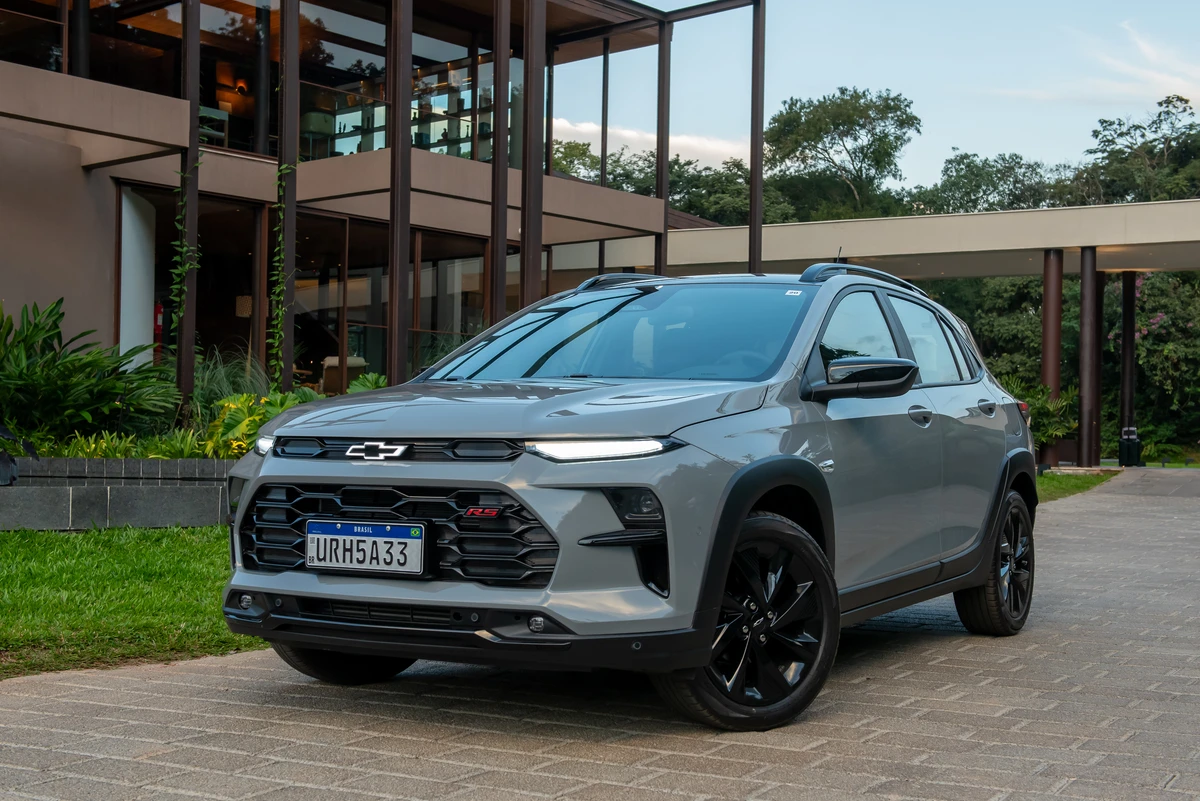 A versão RS do Sonic tem apelo esportivo e aposta em rodas escurecidas e detalhes em preto brilhante