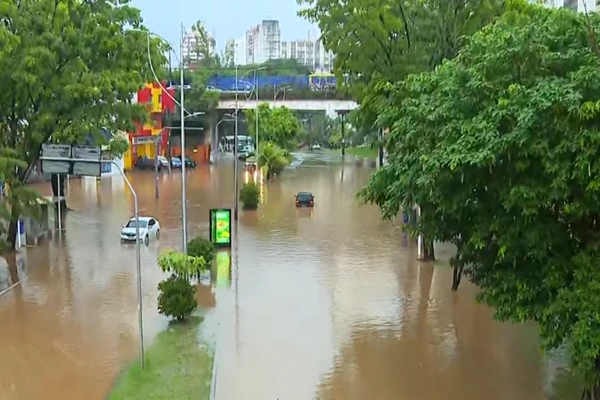 Chuva provoca alagamento e deixa ônibus e carros presos em avenida de Salvador