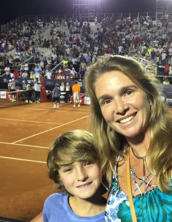 João Fonseca ainda criança com a mãe por Reprodução