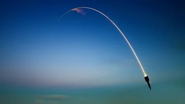 No turismo suborbital, o voo é rápido, cruza a linha de Kármán e devolve o passageiro à Terra em poucos minutos por Geralt / Pixabay