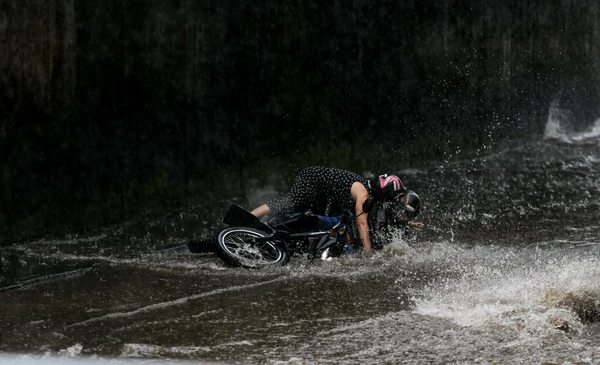 Queda de moto na chuva no Horto por Arisson Marinho/CORREIO
