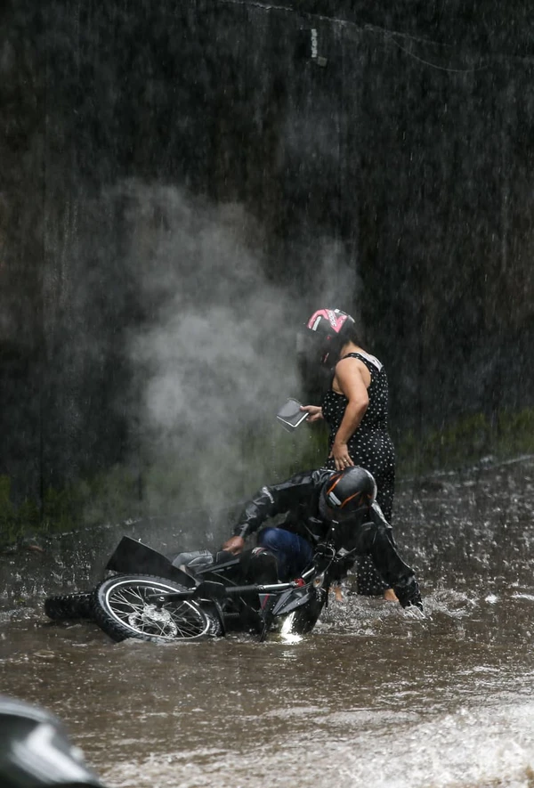 Queda de moto na chuva no Horto por Arisson Marinho/CORREIO