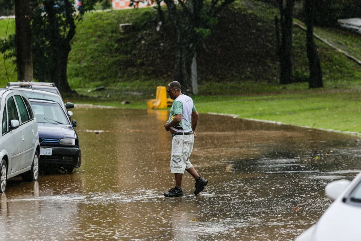 Salvador iniciou a semana sob fortes chuvas por Arisson Marinho/CORREIO