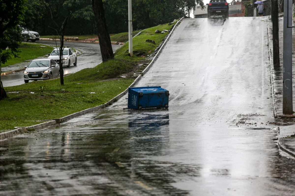 Salvador iniciou a semana sob fortes chuvas por Arisson Marinho/CORREIO