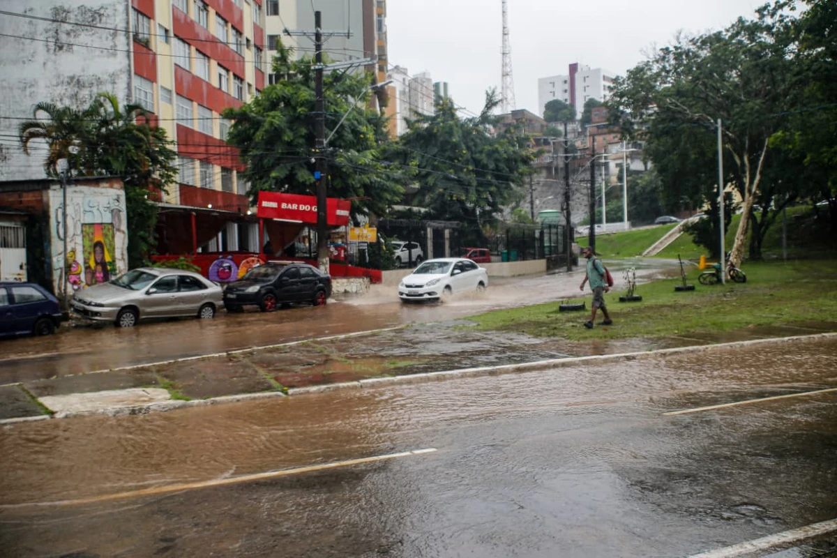 Salvador iniciou a semana sob fortes chuvas por Arisson Marinho/CORREIO