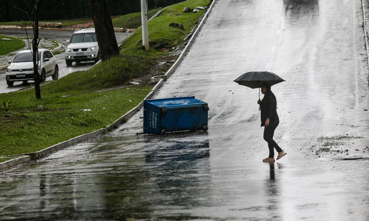 Salvador iniciou a semana sob fortes chuvas por Arisson Marinho/CORREIO