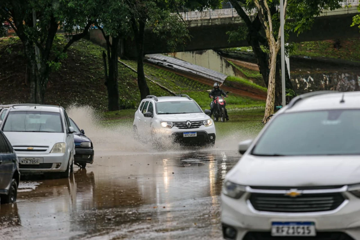 Salvador iniciou a semana sob fortes chuvas por Arisson Marinho/CORREIO