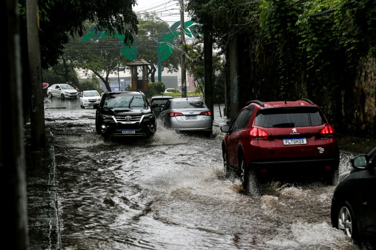 Salvador iniciou a semana sob fortes chuvas por Arisson Marinho/CORREIO