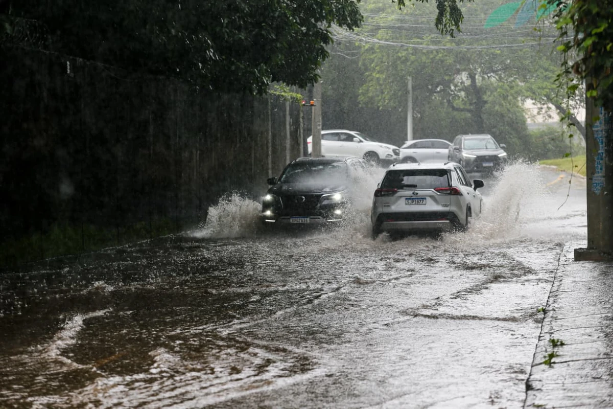 Salvador iniciou a semana sob fortes chuvas por Arisson Marinho/CORREIO