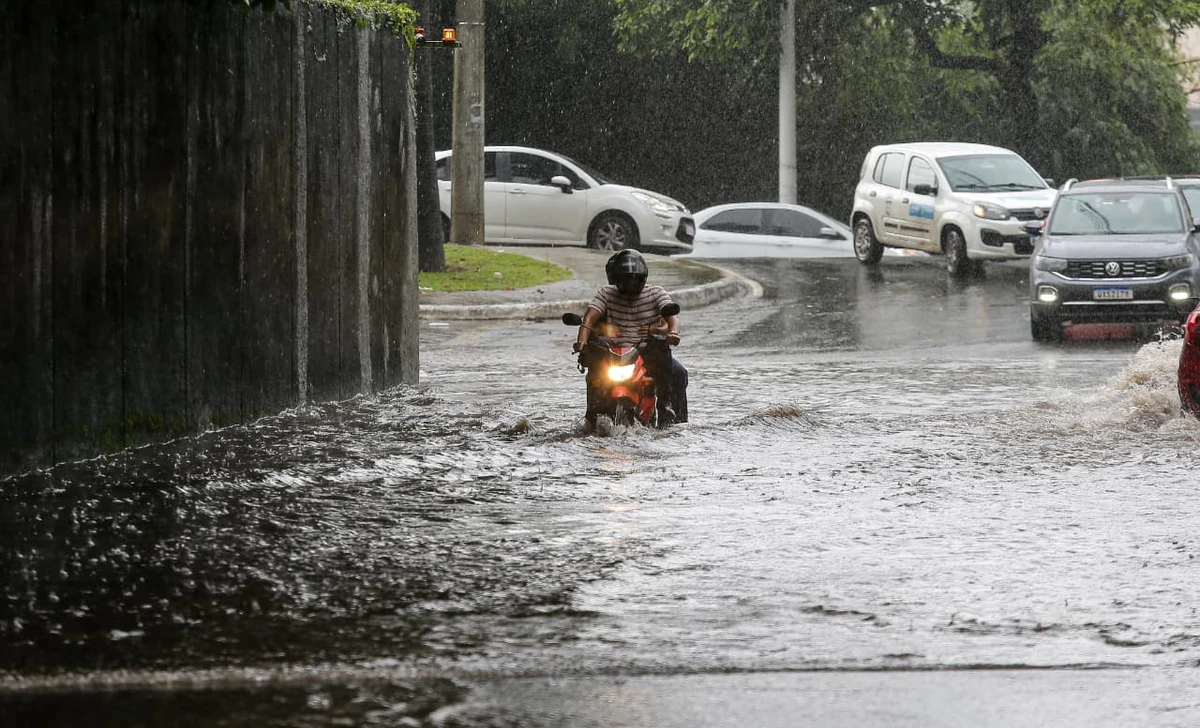 Salvador iniciou a semana sob fortes chuvas por Arisson Marinho/CORREIO