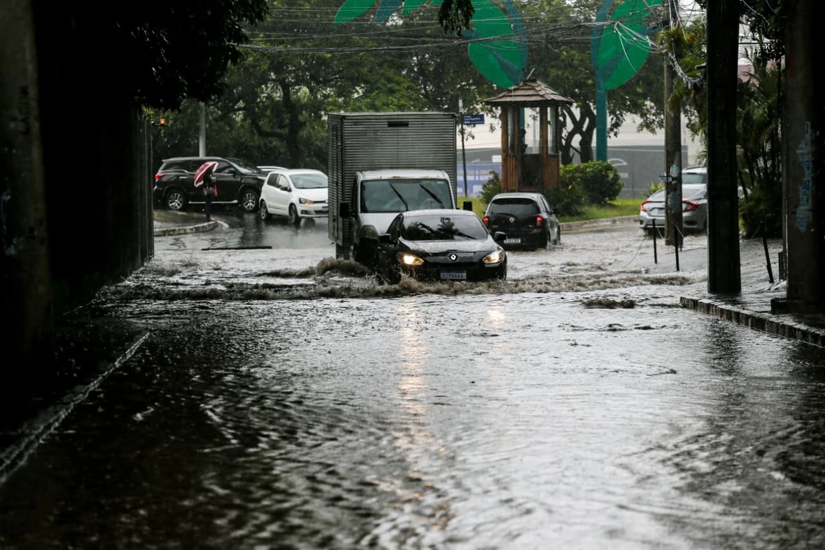 Salvador iniciou a semana sob fortes chuvas por Arisson Marinho/CORREIO