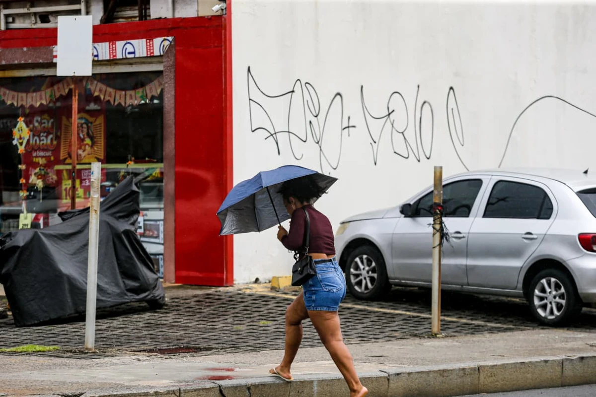 Salvador iniciou a semana sob fortes chuvas por Arisson Marinho/CORREIO