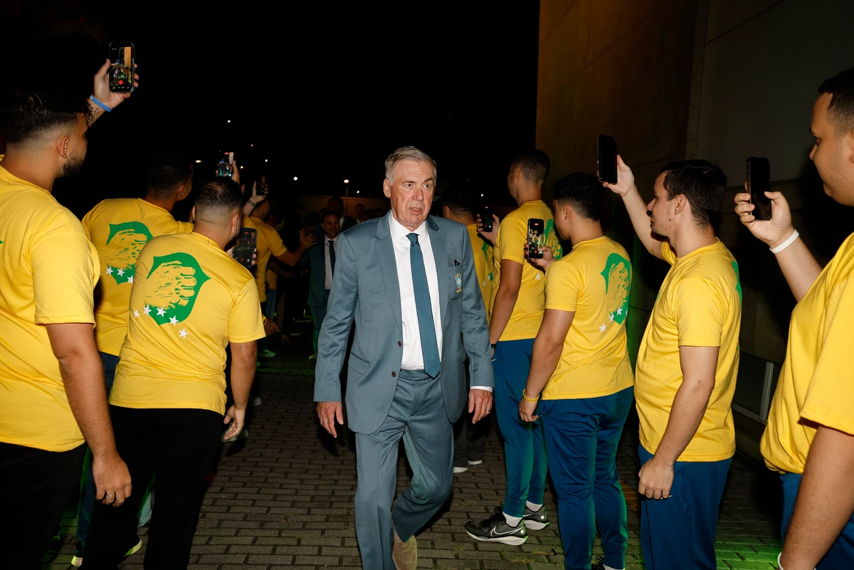 Seleção se despede dos funcionários antes de viajar para os Estados Unidos por Rafael Ribeiro/CBF