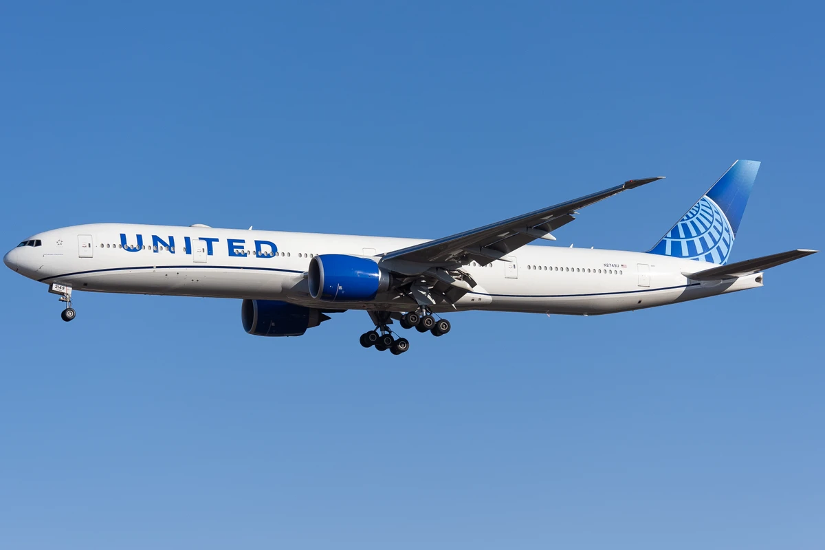 UA2822 N2749U