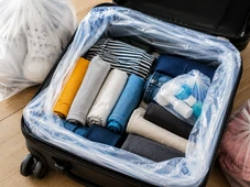 Imagem - Coloque sacolas plásticas na mala antes de viajar: para que serve e quando você deve usar esse truque que salva suas roupas