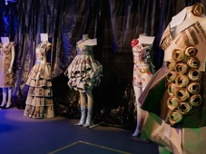 Imagem - Formatura promove exposição de roupas com tecidos e materiais recicláveis
