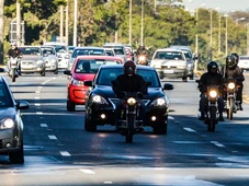 Imagem - Multa do farol aceso: entenda a regra que ainda pega motoristas de surpresa nas rodovias e dá prejuízo