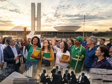 Imagem - Aprovação de piso dos professores acende esperança para médicos, garis e mais de 150 profissões