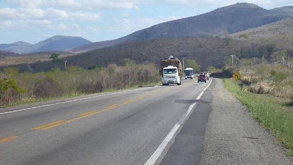A BR-116 é a principal ligação logística entre o Sudeste e o Nordeste. Ela corta o interior do país, conectando estados estratégicos como São Paulo e Minas Gerais ao sertão nordestino e chegando até Fortaleza