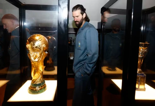 Alisson encara taça da Copa do Mundo no Museu da CBF por Rafael Ribeiro / CBF