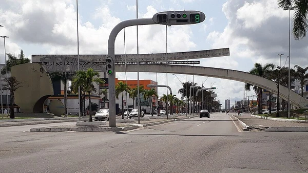 Bases de atendimento e ponto de descanso favorecem caminhoneiros na nova concessão, enquanto a BR-116 já sustenta longas rotas nacionais por DamasSemGambitos / Wikimedia Commons