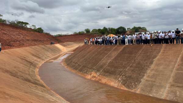 O projeto também beneficia municípios vulneráveis à seca no Alto Jaguaribe por meio de sistemas adutores por Divulgação