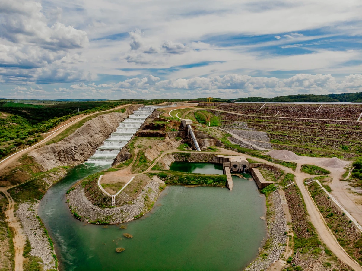 Canais, sifões e túneis fazem parte da estrutura que conduz a água ao longo do percurso por Divulgação