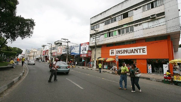 Comércio local tende a ganhar com paradas, obras e fluxo regional; no eixo maior, Feira de Santana atua como entroncamento do Nordeste por Fotos GOVBA / Wikimedia Commons