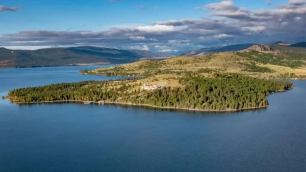 A Cromwell Island ocupa cerca de 1,4 milhão de metros quadrados no lago Flathead por Hall and Hall