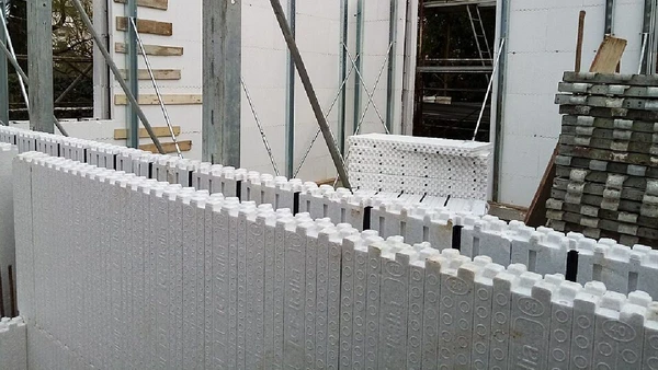Depois da concretagem, a parede fica com um núcleo rígido de concreto e camadas isolantes nas laterais
