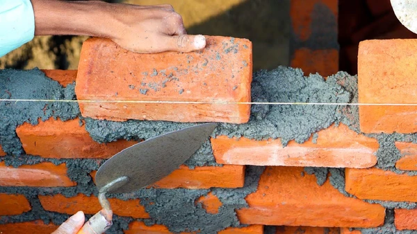 É o sistema mais familiar para pedreiros, mestres de obra e engenheiros. Por isso, costuma ser a escolha mais simples em cidades onde há ampla oferta de mão de obra