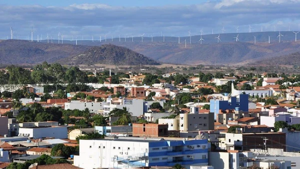 Energia eólica e solar dependem de peças, manutenção e obras; a BR-116 ajuda na logística, mas o ganho é mais indireto que no transporte de cargas por Digaoboyy / Wikimedia Commons