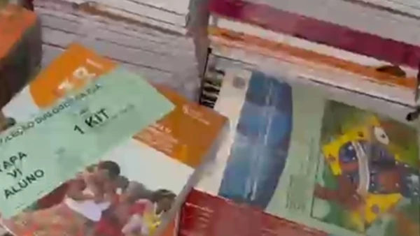 Fiscalização encontra fardos de livros didáticos fechados usados para embalar fogos em fábrica clandestina