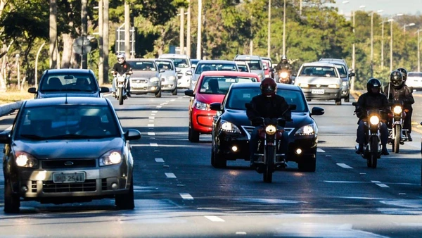 Fiscalização foca em trechos de pista simples para garantir visibilidade e reduzir acidentes; erro na interpretação da lei pode resultar em multa média e pontos na CNH.