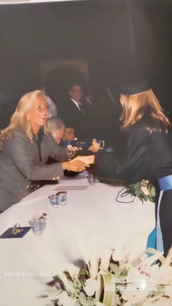 Helô Pinheiro entregando o canudo na formatura de Ticiane