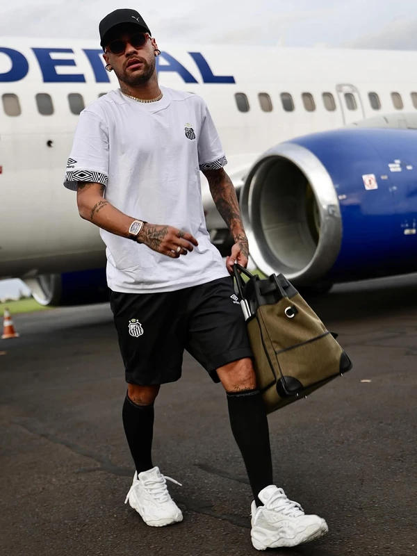 Jato de Neymar é avaliado em R$ 250 milhões, ultrapassa 1.000 km/h e paga diária de estacionamento comparável a hotéis de luxo por Reprodução