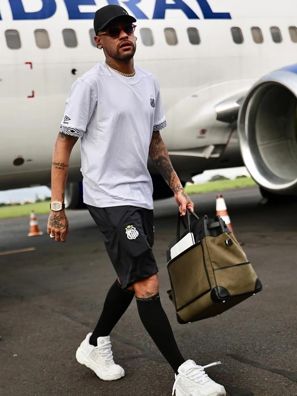 Jato de Neymar é avaliado em R$ 250 milhões, ultrapassa 1.000 km/h e paga diária de estacionamento comparável a hotéis de luxo por Reprodução