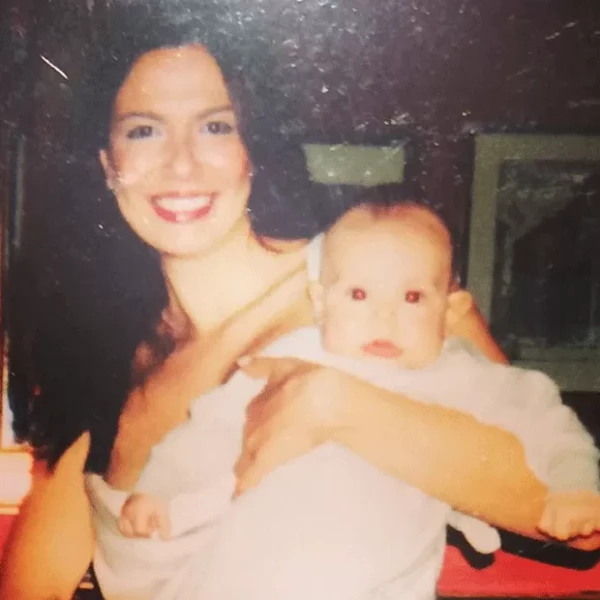 Luciana Gimenez e Lucas Jagger quando bebê  por Reproduçao/Redes Sociais 