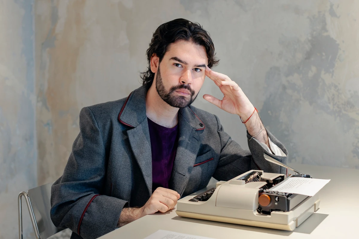 Matheus Rocha lança novo livro ‘Ninguém ensina a gente a ser adulto'