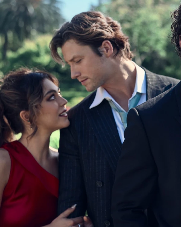 Mika Abdalla e Stephen Kalyn em fotos de divulgação da segunda temporada de Off Campus por Reprodução