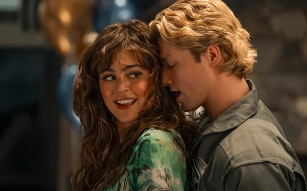 Mika Abdalla e Stephen Kalyn em Off Campus
